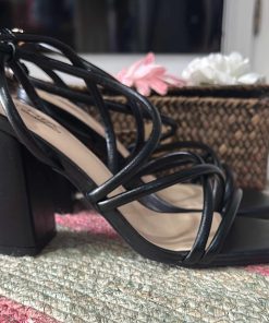SANDALIA DE TACÓN CON TIRAS CRUZADAS EN NEGRA M.J6131