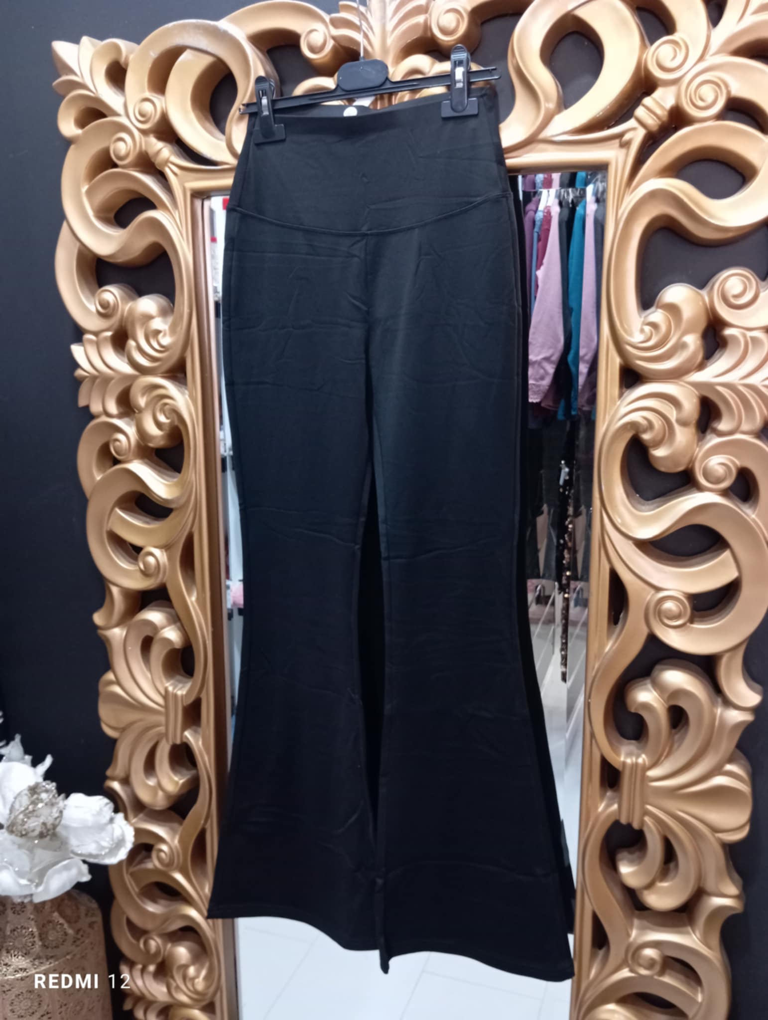 LEGGING BARBIE PUSH UP TERMICOS CON CAMPANA Y CINTURA SUBIDA M.TER-NEGRO 1 Legging térmico de campana negro de cintura subida, en tejido elástico