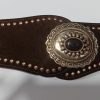 CINTURÓN ELÁSTICO MARRÓN CON HEBILLA Y TACHUELAS DORADAS M.TA-MARR