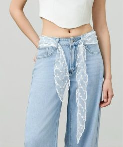 PANTALÓN VAQUERO PALAZZO AZUL CLARO CON CINTURÓN BLANCO BORDADO DE TUL M.IMIMY