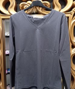 CAMISETA BÁSICA GRIS CONFECCIONADA EN TEJIDO SUAVE CON CUELLO «V» M.BAS-G