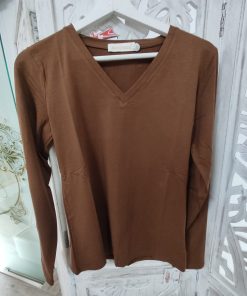 CAMISETA BÁSICA MARRÓN CONFECCIONADA EN TEJIDO SUAVE CON CUELLO «V» M.BAS-M