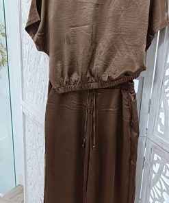 CONJUNTO ESTILO DEPORTIVO DE PANTALÓN Y CAMISETA EN SATÉN M.JUN-MARRÓN