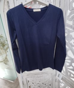 CAMISETA BÁSICA AZUL MARINO CONFECCIONADA EN TEJIDO SUAVE CON CUELLO «V» M.BAS-AZ