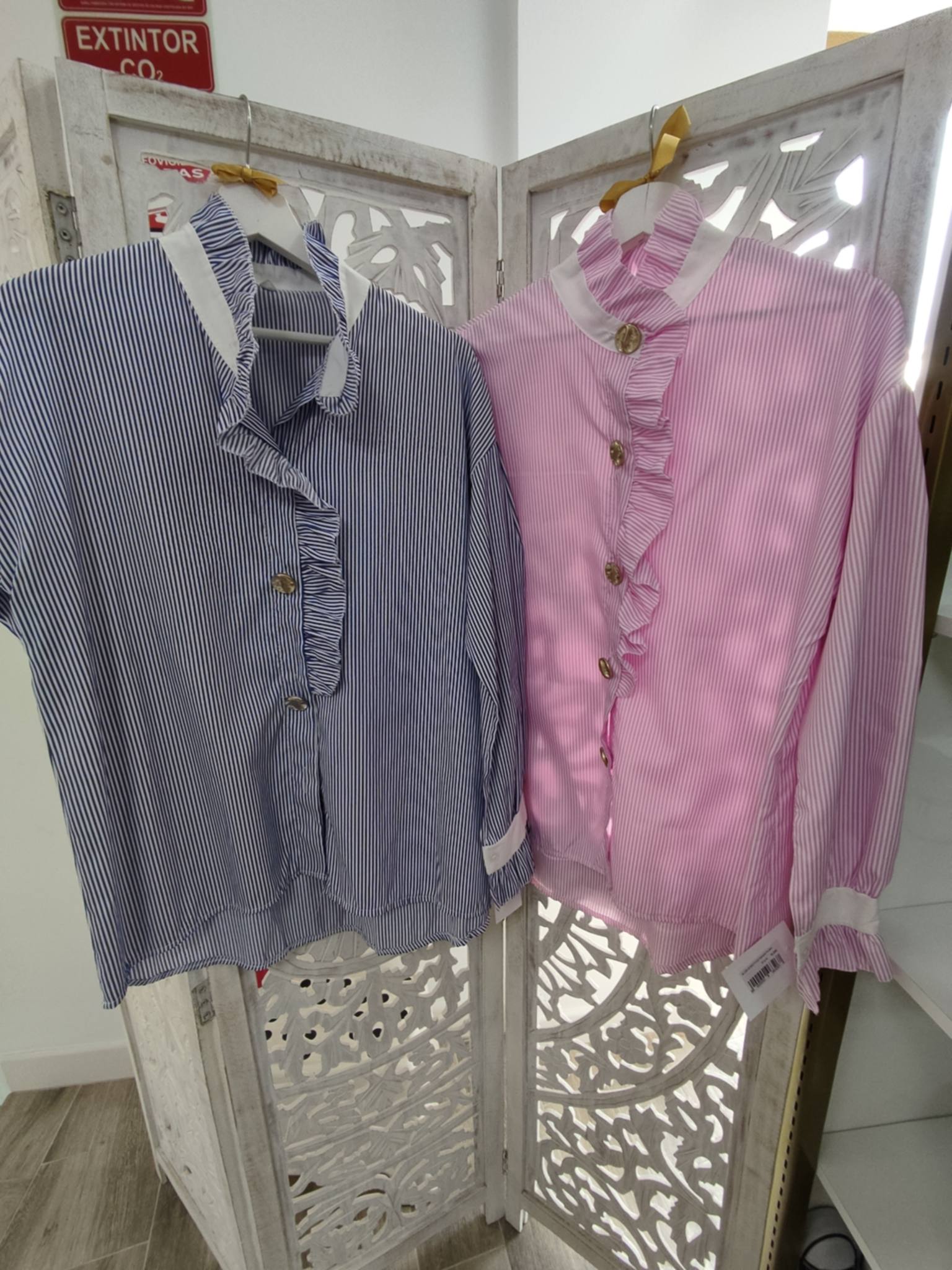 BLUSA DE ESTILO ELEGANTE Y ROMÁNTICO EN TONO MARINO CON FINAS RAYAS BLANCAS VERTICALES M.ROM-MA 3 1