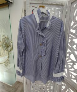 BLUSA DE ESTILO ELEGANTE Y ROMÁNTICO EN TONO MARINO CON FINAS RAYAS BLANCAS VERTICALES M.ROM-MA