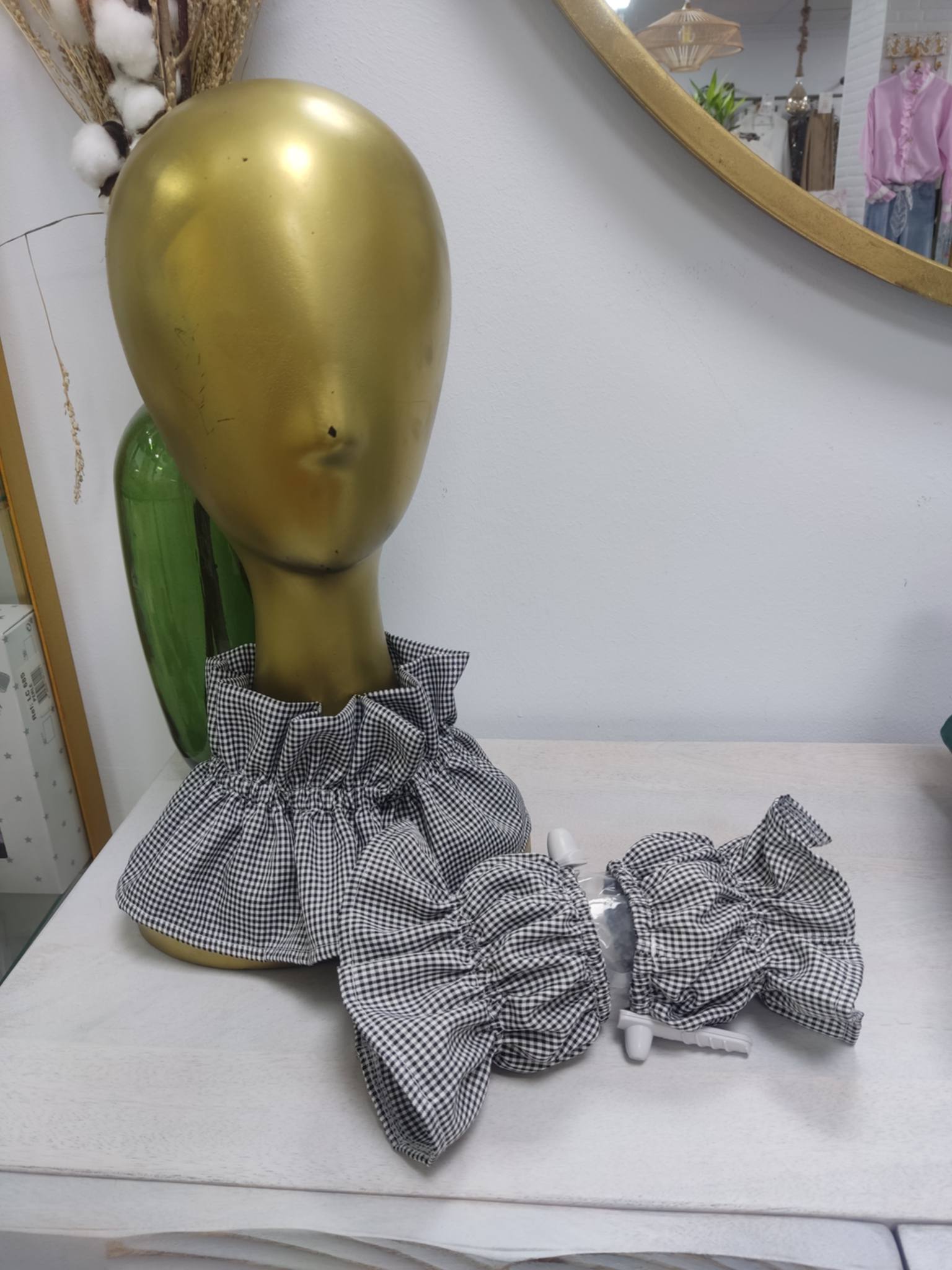 CONJUNTO DE CUELLO Y PUÑOS CONFECCIONADOS EN TEJIDO DE CUADROS VICHY M.13-BLANCO Y NEGRO 1 Cuello y puños vichy blanco y negro con volante fruncido, conjunto desmontable para blusas y jerséis