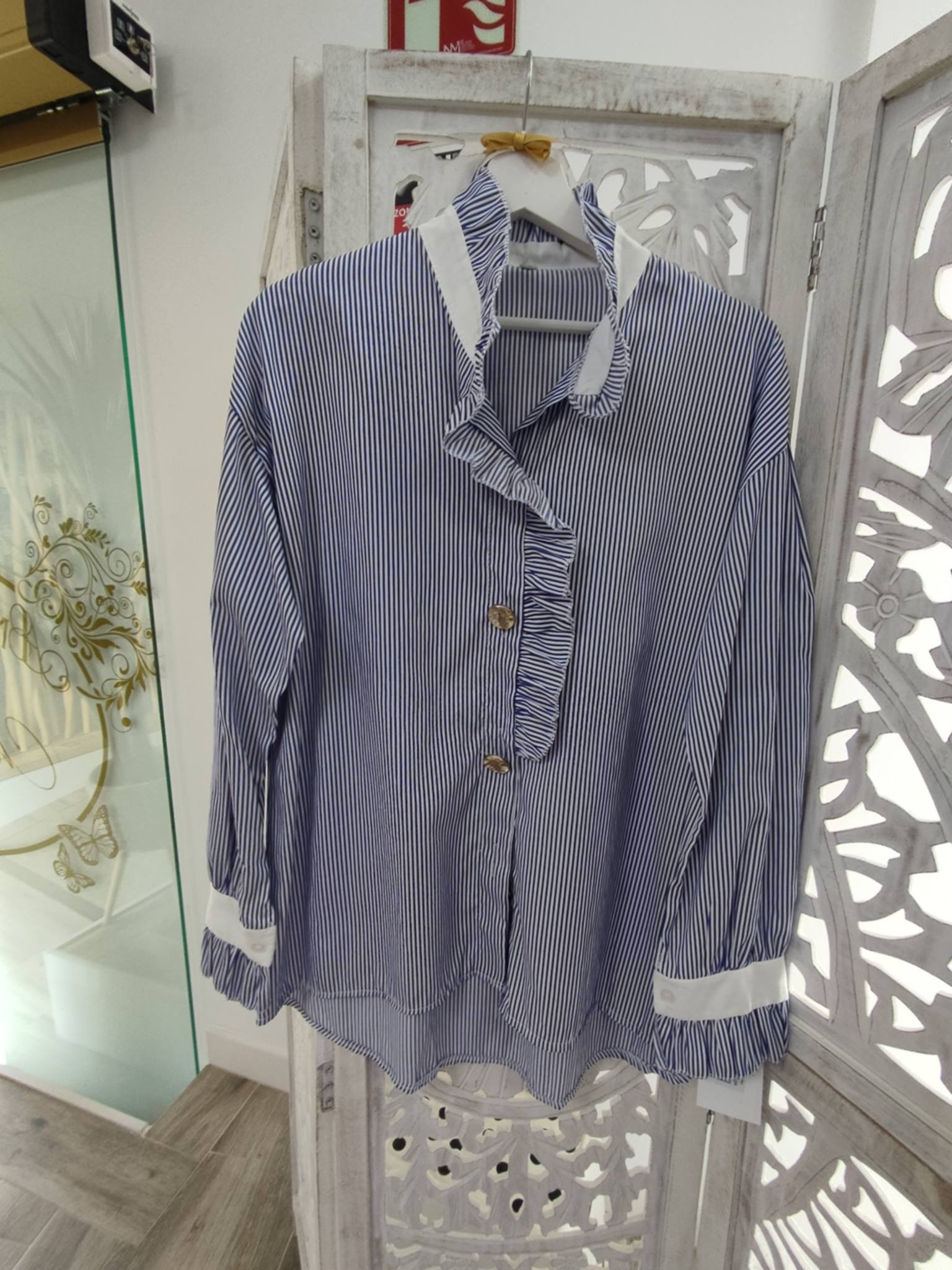 BLUSA DE ESTILO ELEGANTE Y ROMÁNTICO EN TONO MARINO CON FINAS RAYAS BLANCAS VERTICALES M.ROM-MA 1 Blusa de rayas azul marino con cuello mao blanco, volante en la botonadura y botones dorados