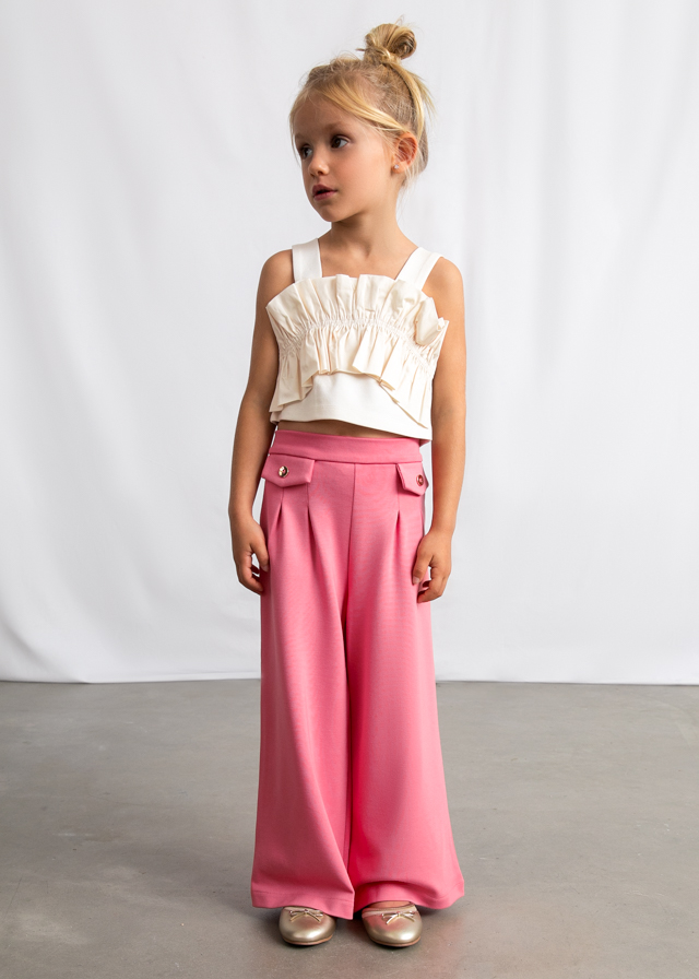 Pantalón largo punto roma niña M. 3584 CAMELIA MAYORAL 1 Pantalón de punto roma para niña en tono camelia, de caída recta y tejido elástico de doble cara