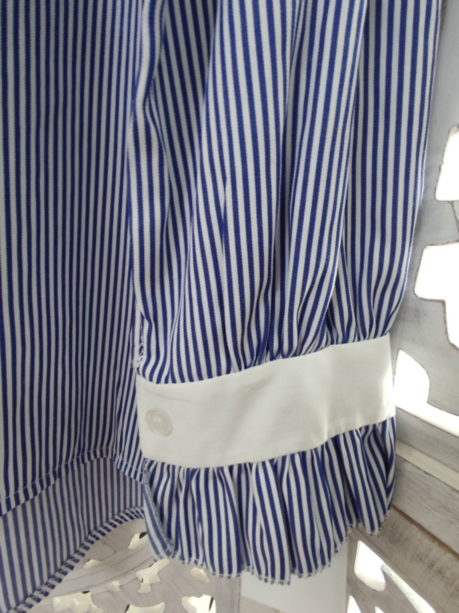 BLUSA DE ESTILO ELEGANTE Y ROMÁNTICO EN TONO MARINO CON FINAS RAYAS BLANCAS VERTICALES M.ROM-MA 2 3