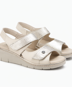 SANDALIA CON CUÑA Y DOBLE CIERRE DE VELCRO M.11010 CREMA DE PITILLOS