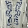 BLUSA BLANCA BORDADA CON DISEÑO FLORAL EN AZUL M.252-AZ 9 Blusa blanca bordada con flores azules, botones forrados y puños fruncidos