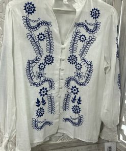BLUSA BLANCA BORDADA CON DISEÑO FLORAL EN AZUL M.252-AZ