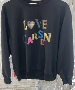 Sudadera negra con letras multicolor y un corazón estampado en el frontal