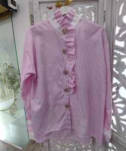 BLUSA DE ESTILO ELEGANTE Y ROMÁNTICO EN TONO ROSA CON FINAS RAYAS BLANCAS VERTICALES M.ROM-R