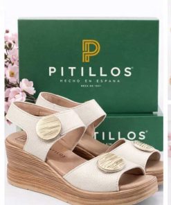 SANDALIA CON CUÑA CON CIERRE DE VELCROS M.11054 CREMA DE PITILLOS