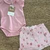 Conjunto body y braguita para niña con cuerpo rosa y pieza estampada
