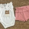 Conjunto de body y short para niña con cuerpo blanco y pantalón rosa