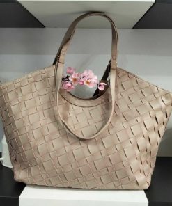 Bolso trenzado color topo con doble asa y superficie tejida en relieve