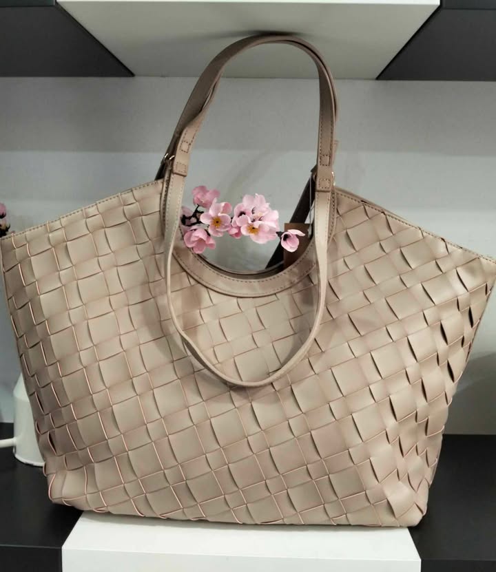 BOLSO CON TRENZADOS COLOR TOPO M.TOP-01 1 Bolso trenzado color topo con doble asa y superficie tejida en relieve