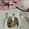 PENDIENTES PÉTALOS DORADOS M.PET 6 Pendientes de pétalos dorados en acero, pequeños y ligeros para llevar a diario