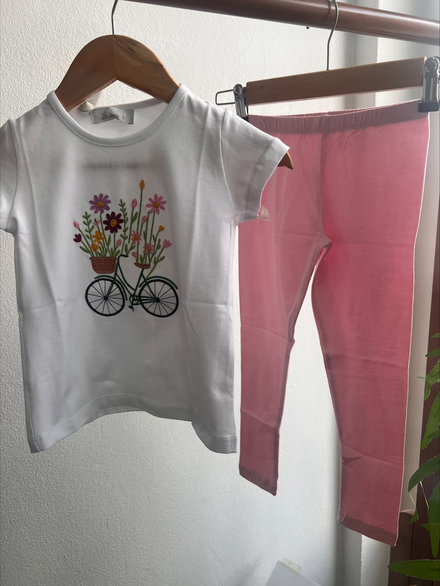 CONJUNTO 2 PIEZAS ALGODÓN M. BICI FLORAL ROSA TRAPITOS 1 Conjunto algodón niña rosa con camiseta de bordado central y leggins finos en rosa bebé