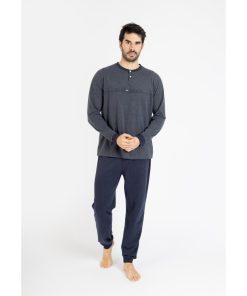 Pijama hombre algodón con camiseta gris de botones y pantalón azul marino con puño