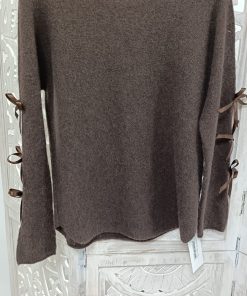 JERSEY DE PUNTO FINO Y SUAVE CON CUELLO REDONDO Y DETALLE DE LAZOS EN LAS MANGAS M.LAZ-MARRÓN
