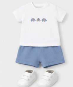 Conjunto bebé camiseta blanca estampada y short marea azulina liso de Mayoral, en algodón