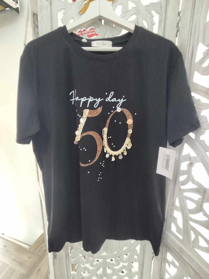 CAMISETA GOLDEN 50 M.GOLD 1 Camiseta negra con estampado dorado Happy day 50, de manga corta y cuello redondo