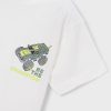 Camiseta blanca estampada niño de manga corta con detalles en verde sobre fondo claro