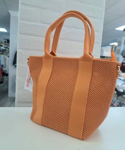 Bolso de punto naranja rectangular con asas del mismo tejido y herrajes dorados