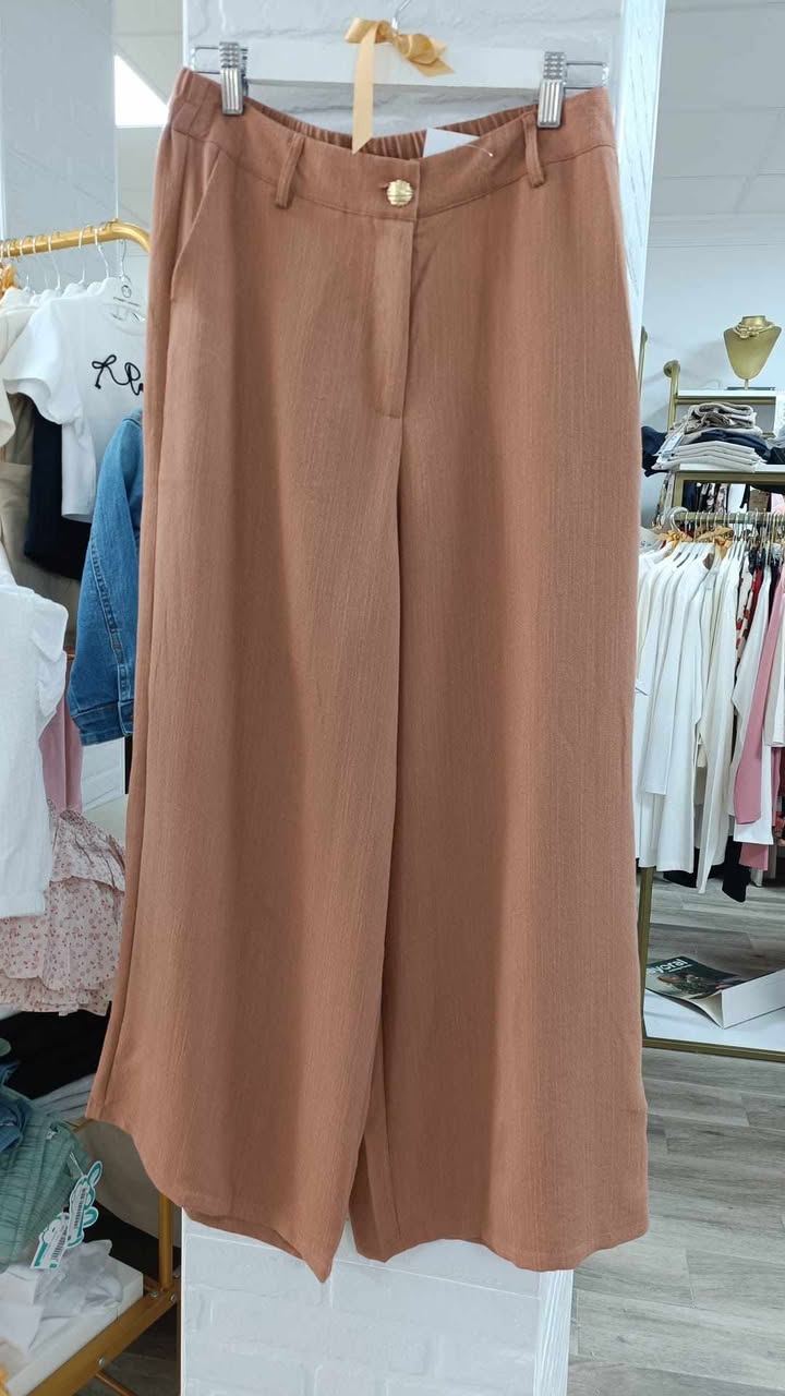 PANTALÓN PALAZZO ELEGANTE Y FLUIDO COLOR CALDERA M.PZ-CAL 1 Pantalón palazzo caldera de pernera ancha con botón dorado y bolsillos laterales
