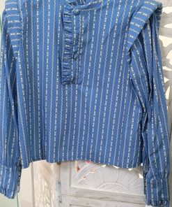 BLUSA DE ESTILO ROMÁNTICO EN TONO AZUL CON ESTAMPADO DE RAYAS VERTICALES Y DETALLES GEOMÉTRICOS EN CONTRASTE M.BLU-A