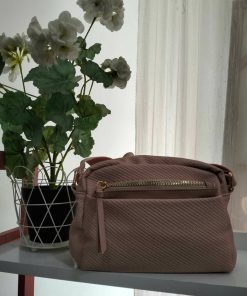 Bolso bandolera de tela rosa con correa ajustable y compartimento principal amplio