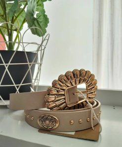 CINTURÓN BEIGE TOSTADO CON ADORNOS METÁLICOS Y HEBILLA DORADA M.CIN-150