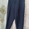 Pantalón de pinza azul marino de corte recto, con trabillas en la cintura y bolsillos laterales
