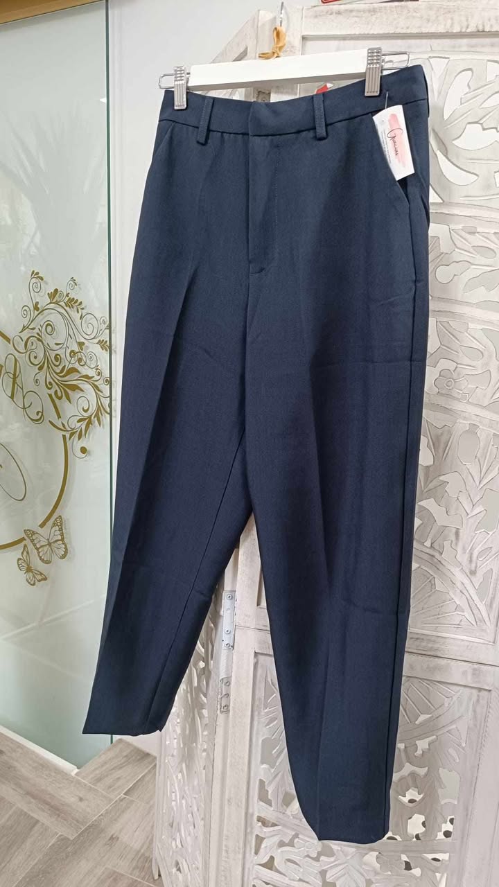 PANTALÓN DE PINZA CORTE RECTO EN AZUL MARINO M.PIN-AZ 1 Pantalón de pinza azul marino de corte recto, con trabillas en la cintura y bolsillos laterales
