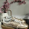 Bambas doradas metalizadas de mujer con efecto craquelado, cordones beige y suela de goma caramelo