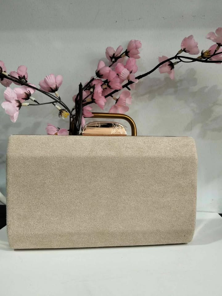 BOLSO DE MANO ELEGANTE EN TONO BEIGE CON UN SUAVE BRILLO DORADO M.126-OR 1 Bolso de fiesta beige dorado con asa metálica superior y acabado tipo gamuza