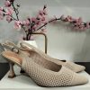 ZAPATO DE SALÓN DESTALONADO TRENZADO CON PUNTERA FINA Y TACÓN MEDIO M.HLP25-01 BEIGE 10 Zapato de salón destalonado trenzado en beige con puntera fina y pulsera trasera