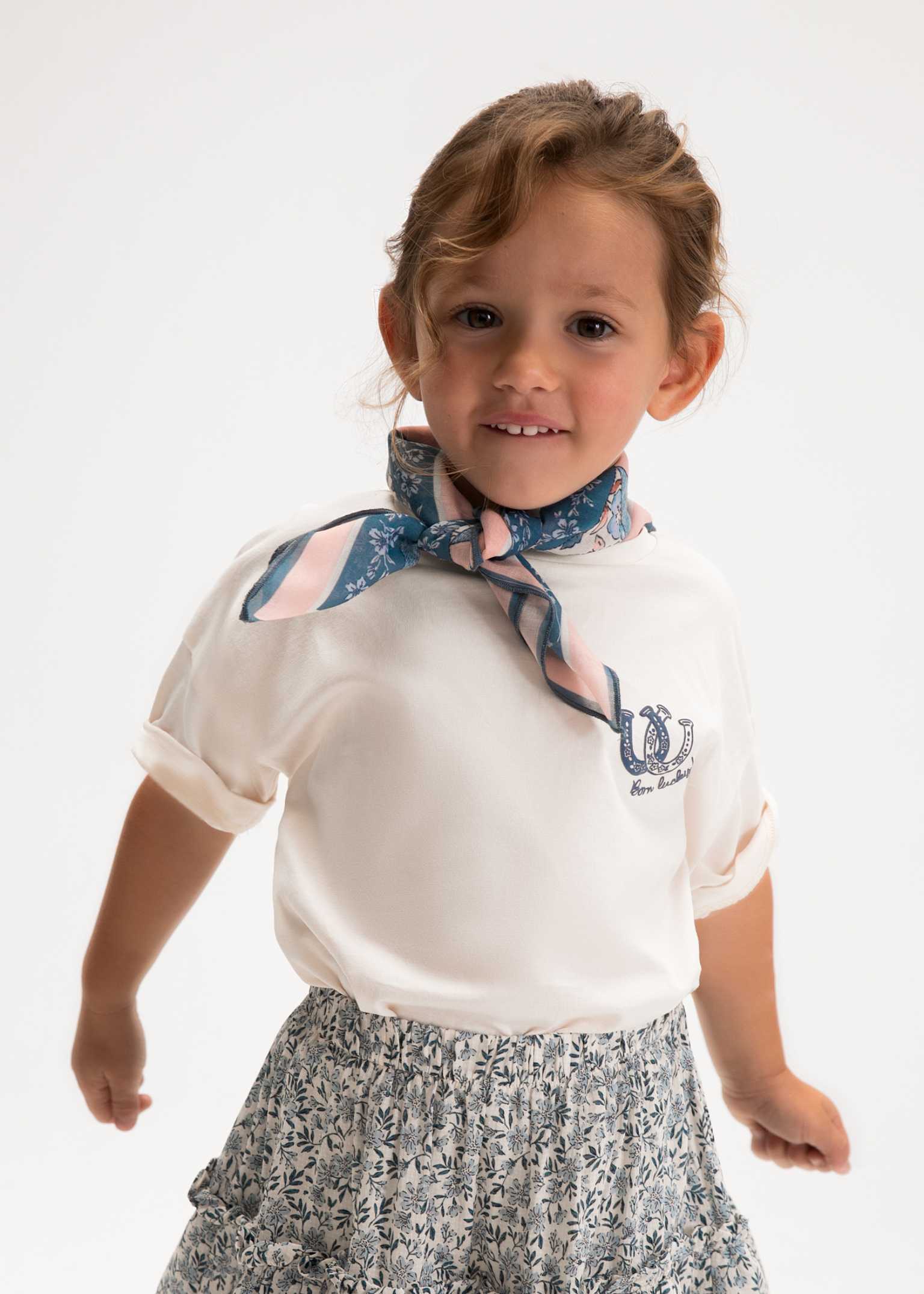 Camiseta con pañuelo estampado niña M. 3009 hueso-cele Mayoral 1 Camiseta con pañuelo niña en hueso y celeste, con cuello redondo y estampado en relieve