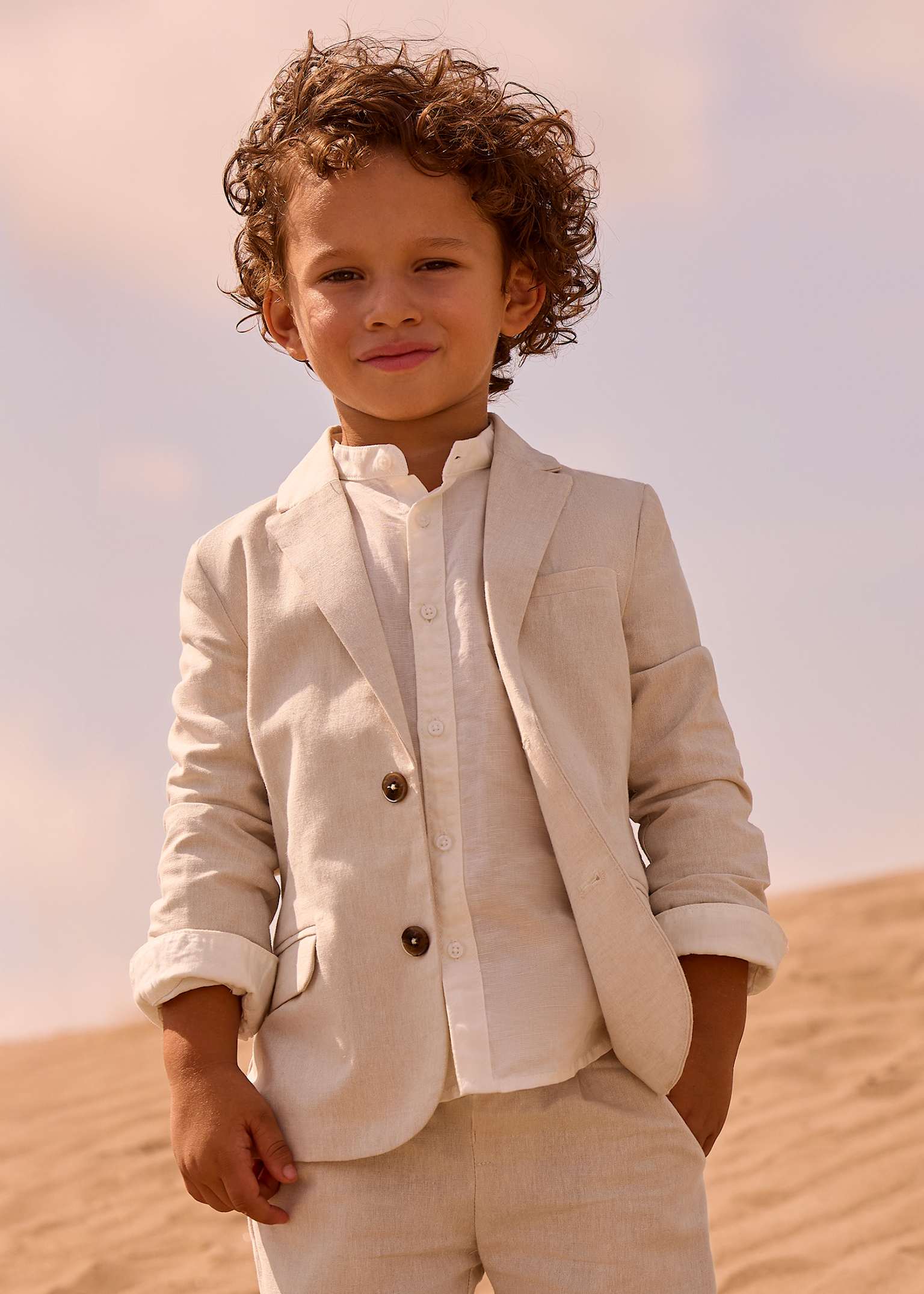 Chaqueta lino niño M. 3437 avena mez Mayoral 1 Chaqueta de lino infantil en tono avena, con exterior de algodón y forro por dentro