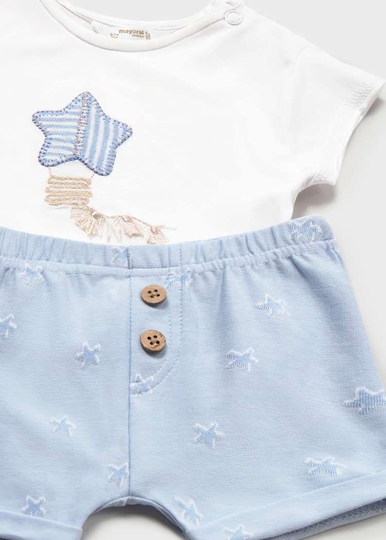 Conjunto punto bebé M. 1626 cielo camiseta blanca y short estampado Mayoral 1 Conjunto bebé camiseta y short de Mayoral, camiseta blanca y short estampado en tono cielo