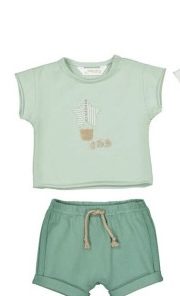 Conjunto bebé verde estrellas de camiseta y short en punto, con estampado de estrellas