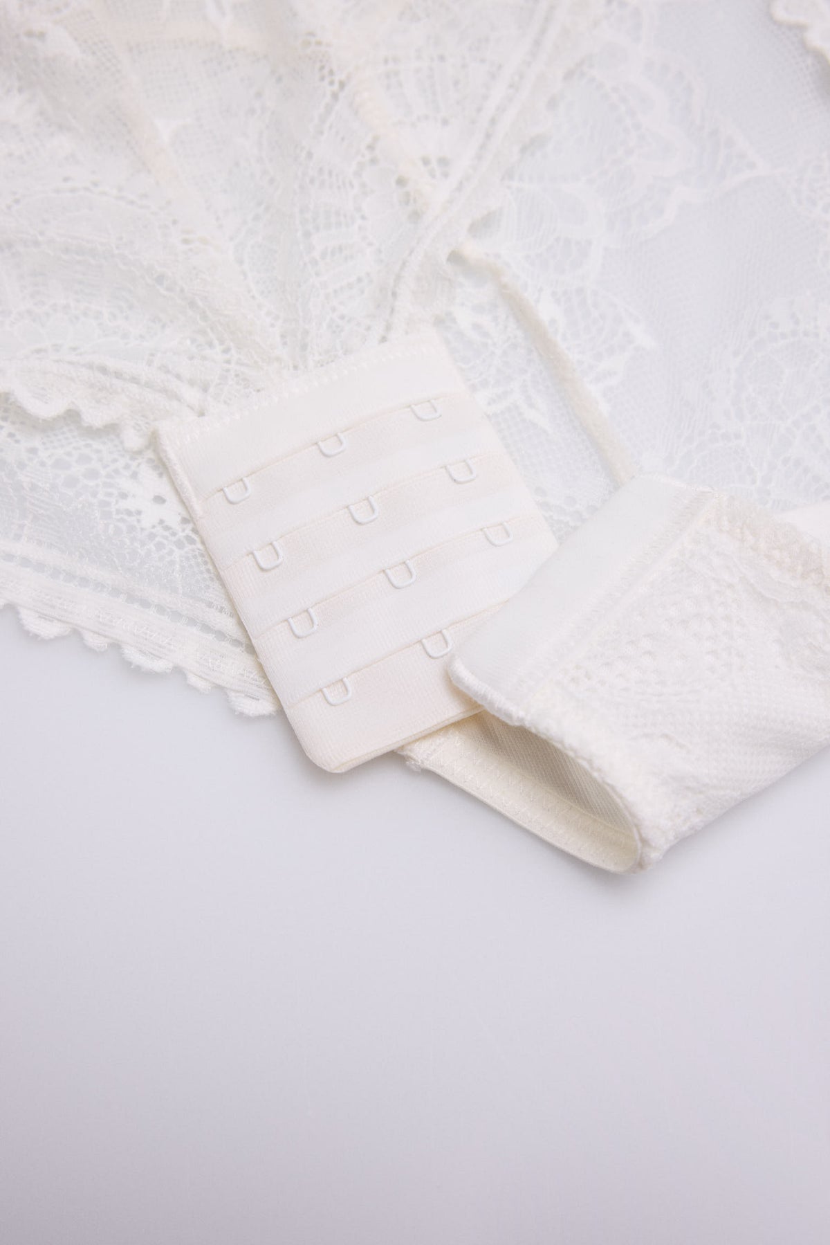 Body encaje novia con aro y relleno blanco perla YSABEL MORA M. 10178 6 IMG 3785