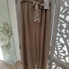 PANTALÓN DE VESTIR COLOR BEIGE M.PA-BE 10 Pantalón palazzo beige de tiro alto con pinzas frontales, bolsillos y cinturón tipo pañuelo incluido