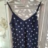 TOP DE TIRANTES EN TONO AZUL MARINO CON LUNARES BLANCOS M.AZU-BLA