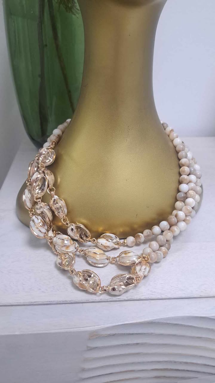 COLLAR MÚLTIPLE CON CONCHAS M.CM4 1 Collar de conchas varias vueltas con cuentas redondas en tono crema y eslabones dorados