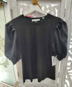 BLUSA NEGRA CON MANGAS ABULLONADAS M.NEG-ABU